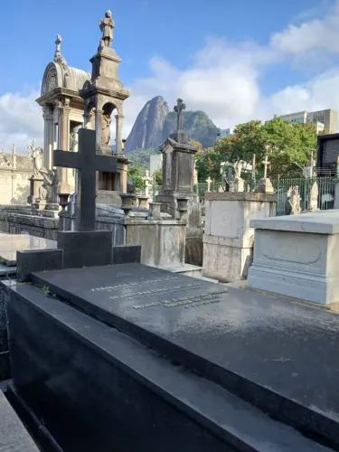 Jazigo ao lado da entrada principal /Perpétuo Cemitério São João Batista - Botafogo/RJ