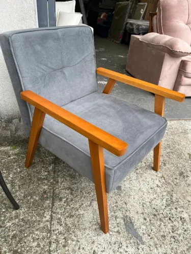 Poltrona com Braço de Madeira NOVA FRETE GRÁTIS