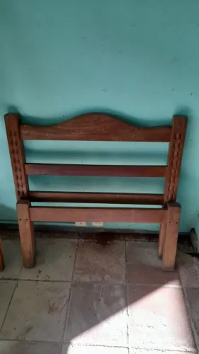 Cama de madeira rústica
