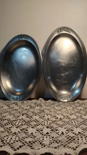 Travessas de aço inox ovais com detalhes florais