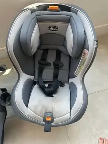 Cadeirinha automotiva infantil da marca Chicco. 