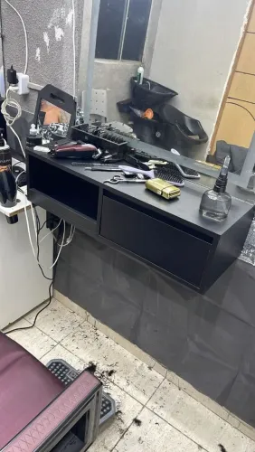 Balcão de Barbeiro Preto com Gavetas