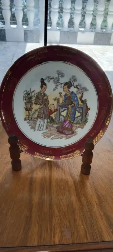 Pratas decorativos em porcelana.