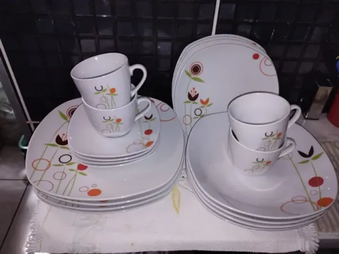 Belissimo Jogo de Jantar Quadrado 100% Novo em Porcelana 04 pessoas. Leia o anuncio**