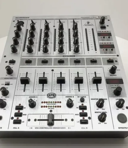 Mesa de DJ Behringer