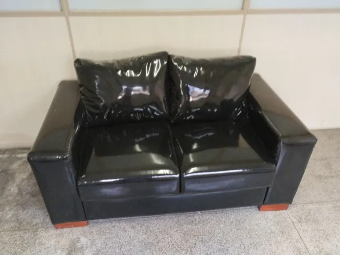 Sofá de 2 lugares preto - Tecido Brilhante - Em Ótimo Estado - Design Moderno