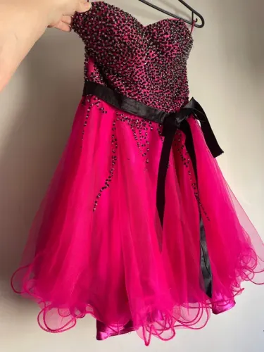 Vestido de festa rosa pink com pedrarias