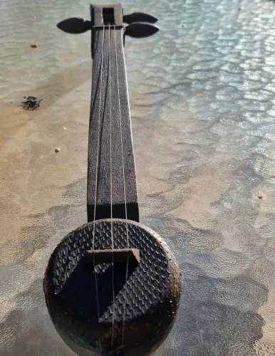 Violão asiatico, origem Tailândia!
