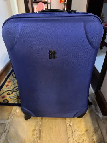 Mala de viagem azul, tamanho médio, rodinhas perfeitas, abre no meio, com divisórias