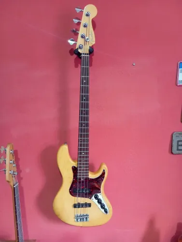 Baixo Fender American deluxe
