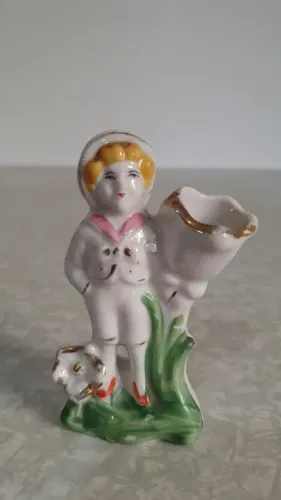 Paliteiro em porcelana  menina com flor anos 70