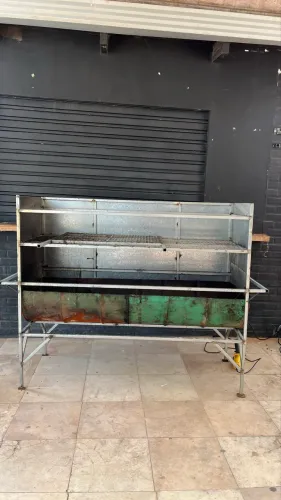 Churrasqueira ótima para quem assar frango inteiro e bastante carne