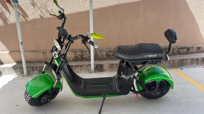 Moto elétrica muito nova de garagem 