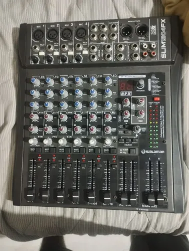 Vendomesa de som (mixer) Waldman Slim 1204FX. Trata-se de um equipamento de áudio