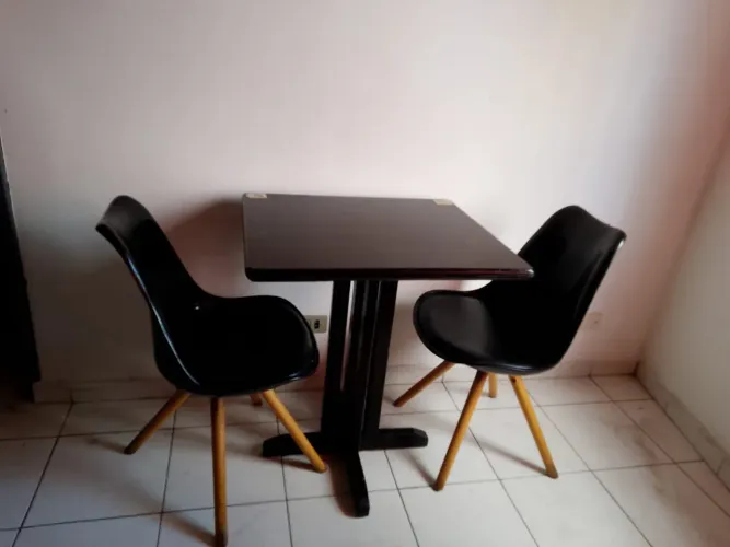 Mesa madeira 70x70 + 2 cadeiras eames pés de madeira