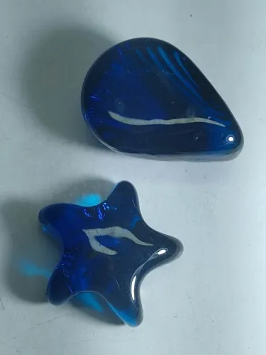 Dois enfeites marinhos: Concha e estrela do mar. 