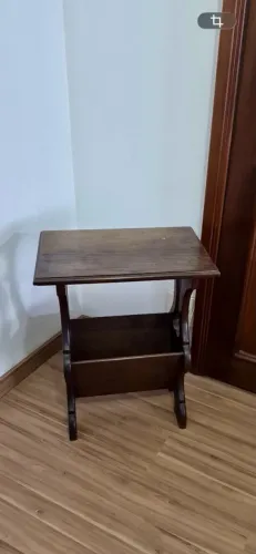 Mesa lateral antiga de madeira maciça com revisteiro