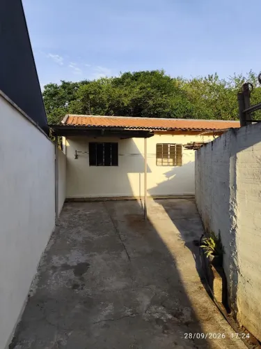 Alugo casa de fundos independente, watsap 44.9.9997.8299 valor 1.250,00 mensais