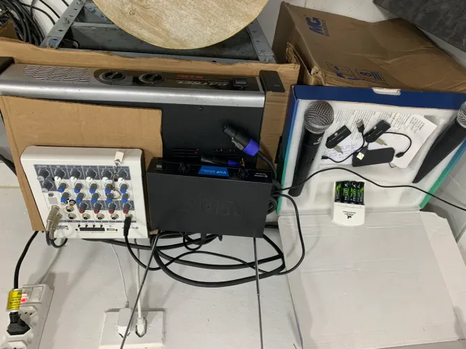 Caixa de som apropriado para igrejas ou festas,com equipamento e 2 microfone