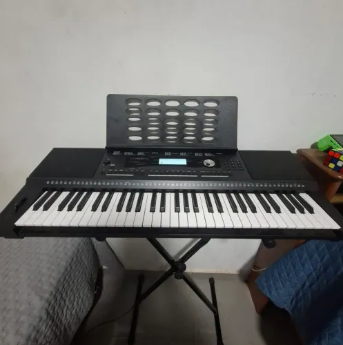 Teclado Roland E-X20A c/ suporte e fonte