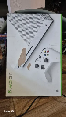XBOX ONE S (1TB)