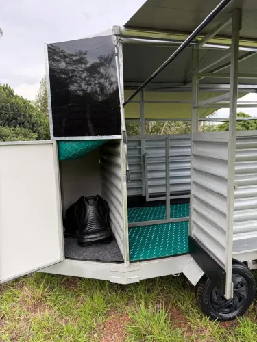 Reboque para 2 cavalos , trucado para pessoas exigentes
