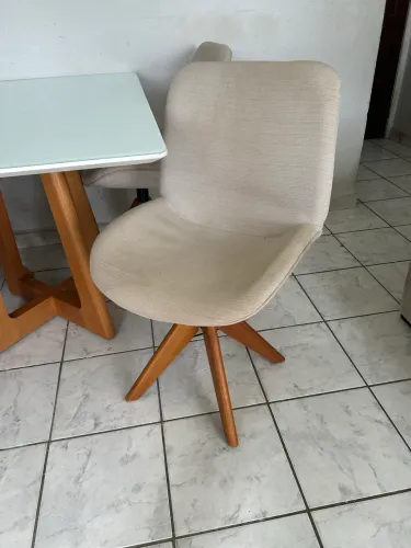 Mesa com as 4 cadeiras giratória 