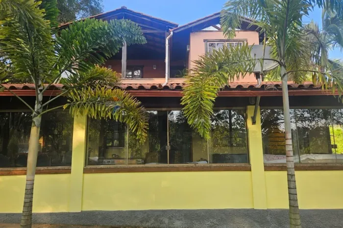 Fazenda Pedra do Moinho à Venda em Carmo da Mata/MG 24 Hectares com 5 Casas, Cachoeiras e