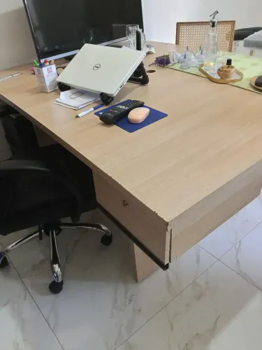 Mesa e cadeiras de escritório