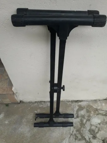 Suporte de ferro para teclados