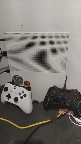 Vendo xbox one s +2 controles e 2 jogos mídias fisicas 