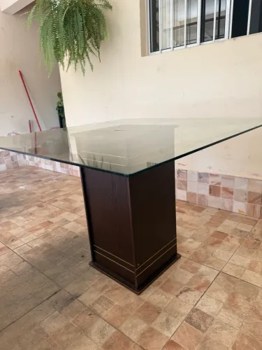 Mesa base em madeira e tampo de vidro
