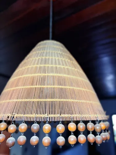 Lustre de palha e madeira