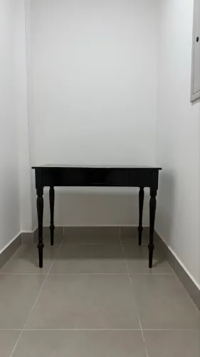 Mesa maciça preta