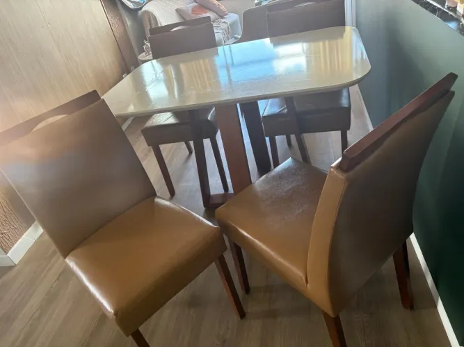 Mesa com 4 cadeiras