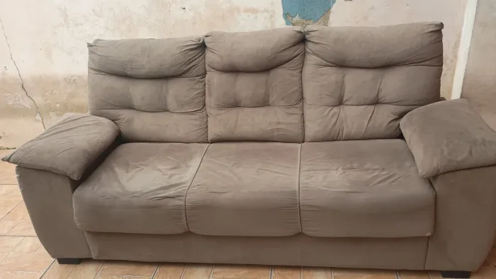 Vendo sofá 3 lugares em ótimo estado entrego passo cartão de crédito higenizado