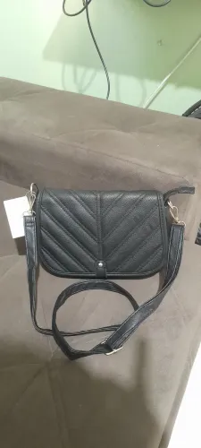 Bolsa feminina com diversas repartições