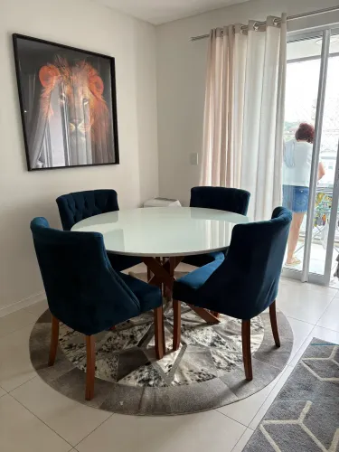Vendo Conjunto mesa de jantar redonda 1,30 m + 4 cadeiras estofadas azul-marinho