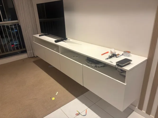 Vendo lindo rack de parede. Feito sobre medida. Macenaria de alta qualidade. Mdf