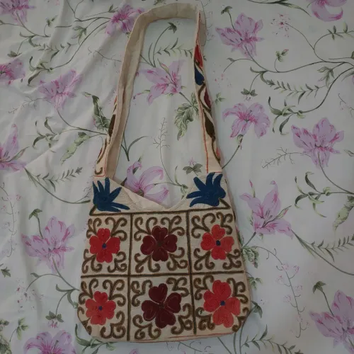 Bolsa de flores com zíper estilo e leveza com charme.