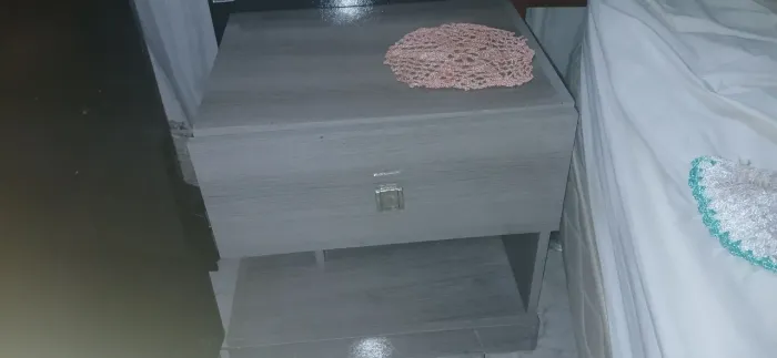 Criado mudo ( 1 peca). Novíssimo ( nenhum defeito)
