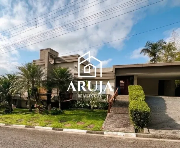 Casa de Alto Padrão no Arujá Hills III com 4 Suítes, Lareira e 4 Vagas