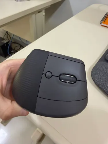 Mouse Logitech Sem Fio Lift Vertical Bluetooth Ergonômico Preto 