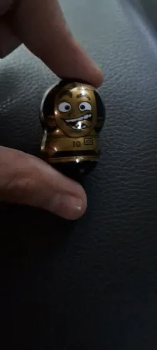 Boneco dourado do enaldinho na copa cabeçudinho