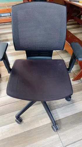 Vendo Cadeira usada de escritório em bom estado de uso