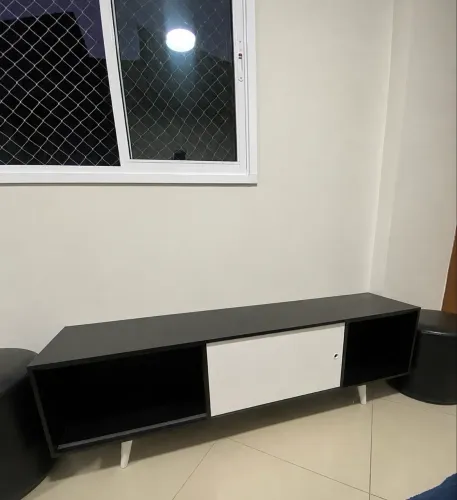 Rack/Estante para TV Preto e Branco - Ótimo Estado - R$ 150