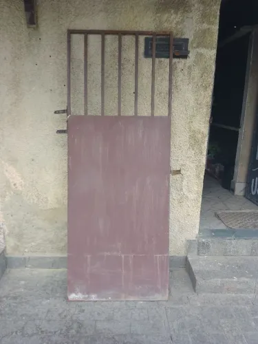 Portão de ferro completo medindo 1,95m×0,75cm