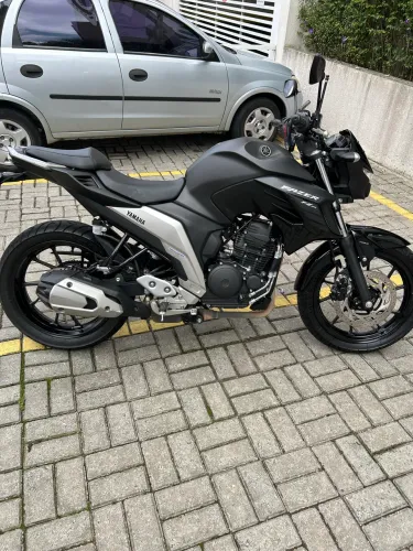 Fazer 250 - 23/23 - preta - baixo km 