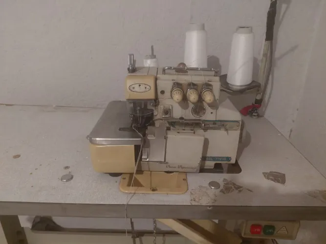 Máquina de costura overloque industrial