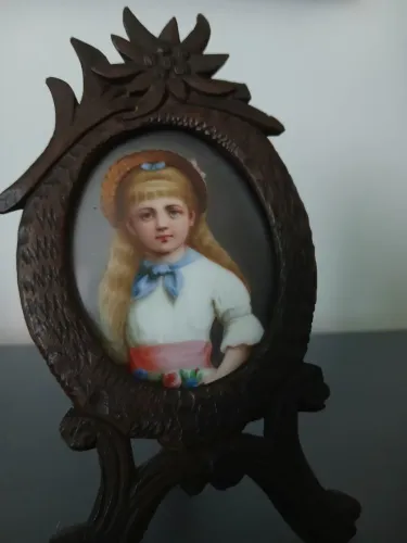 Retrato antigo em porcelana 